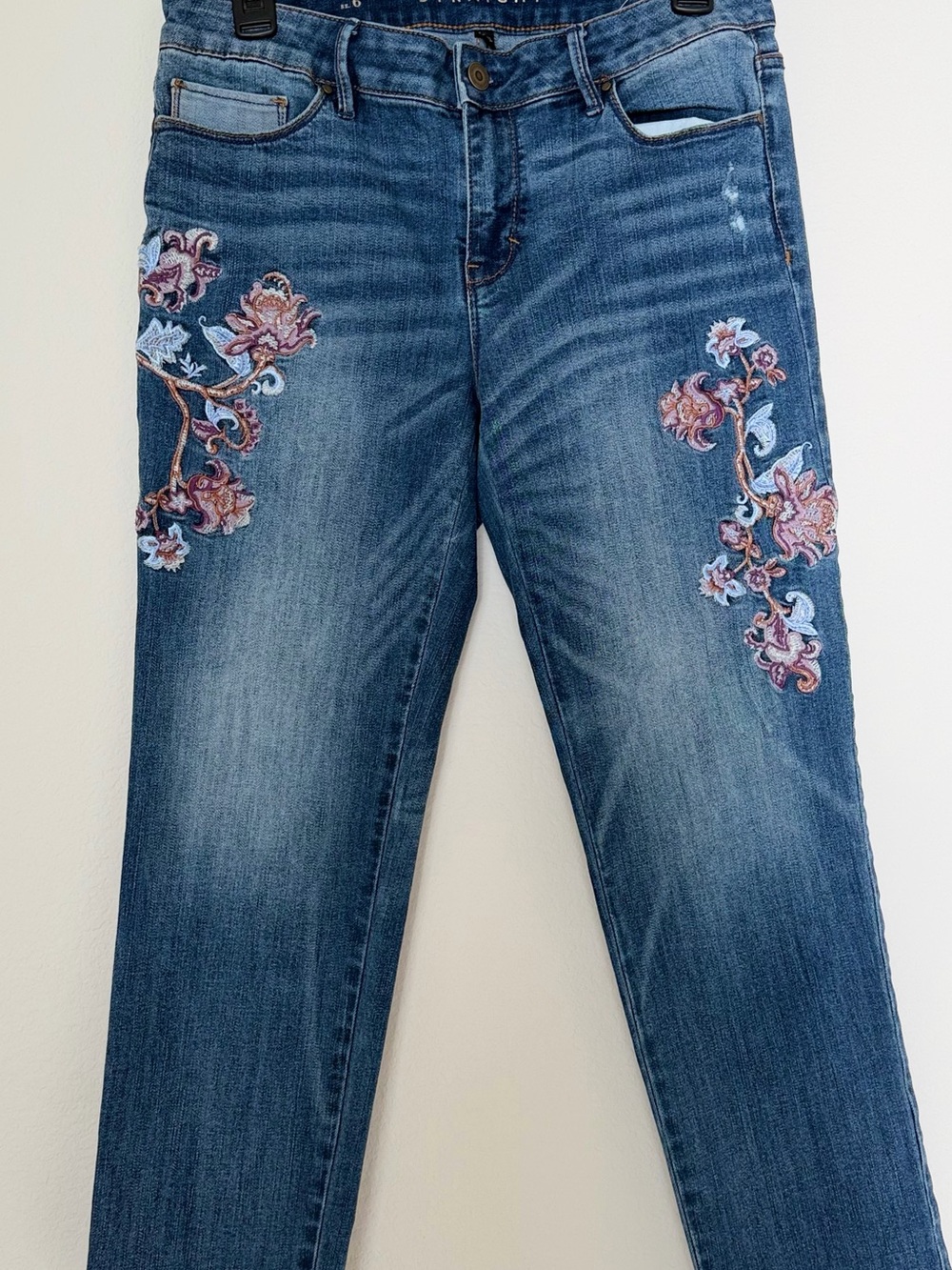 White House black market Embroidered Floral Slim Women’s Jeans - Blue